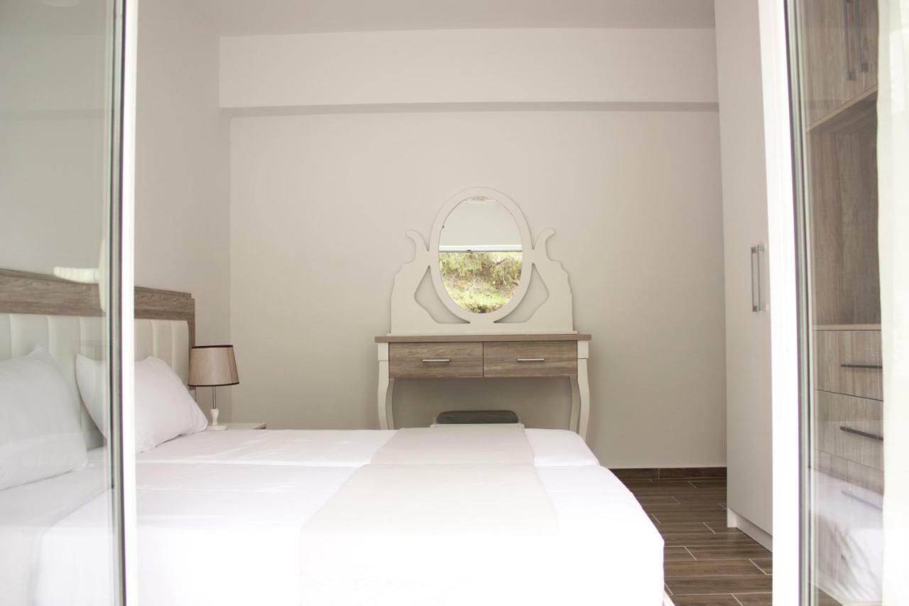 סרנדה Alexandra'S Apartments מראה חיצוני תמונה
